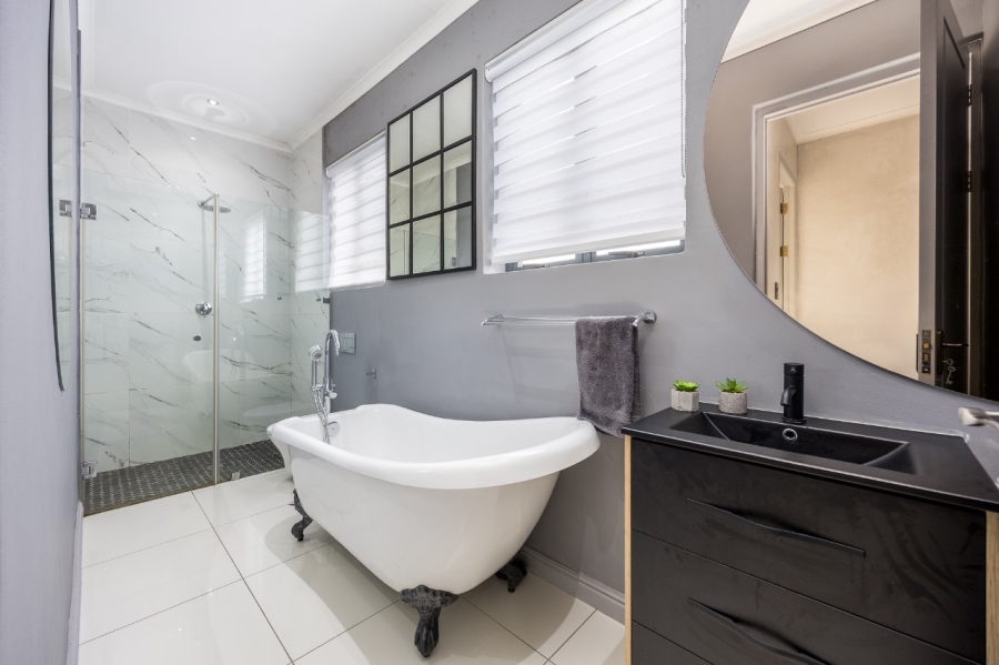 5 Bedroom Property for Sale in Deo Gracia Western Cape